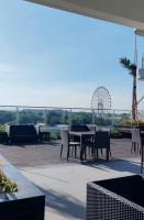 Coast Stay by J 40th floor Penthouse - Bed and Breakfast Manilla