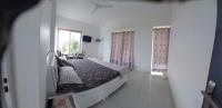 Zimmer mit Kingsize-Bett und Bergblick