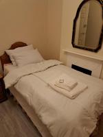 B&B Seven Kings - Single Bedroom available - Train station London Seven Kings - Bed and Breakfast Seven Kings