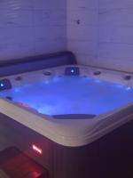 Lika Relax and Party House with sauna, jacuzzi and outdoor heated swimming pool - Chambres d'hôtes Lovinac