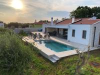 Villa San Zusto, 1600 m2 plot area, heated pool with hydromassage zone - Chambres d’hôtes