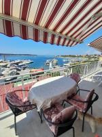 Appartement met 2 Slaapkamers, Balkon en Uitzicht op Zee