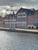 Luxury Riverside City Centre Apartment - Bed and Breakfast
