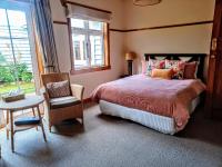 Zimmer mit Queensize-Bett und Gartenblick