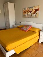 Habitación con cama extragrande y balcón