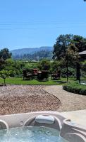 Santini Farmhouse -- Beautiful Italian Style Villa, Hot Tub, Vineyard Views - B&B Geyserville