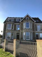 Beach Side Top Floor Property, Balcony & Sea Views - B&B