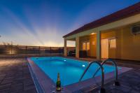 Holiday house Marijan with private pool and barbecue - by TA Leut - B&B