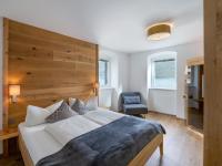 Apartment im 1. Stock mit Balkon See- und Bergblick