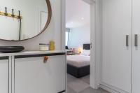 Modern Apartment with Ocean View & Terrace - Free Access to Pool and Tennis Courts by Lisbeyond - Chambres d'hôtes Portimão