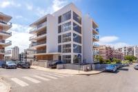 Bright New Apartment with Pool in Portimão - 5 Min Walk to the Beach by Lisbeyond - Chambres d'hôtes Portimão