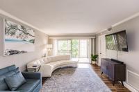 Bright 2 bedroom 2 bath condo with pool - B&B