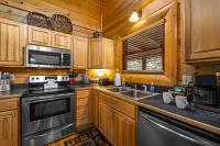 2-Bedroom Cabin with 2 Master Suites, Loft, Half-Bath and hot tub in a Serene Resort Setting - B&B