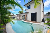 B&B Kawana Waters - Stylish Beach Side Gem - pool, beach ZG7 - Bed and Breakfast Kawana Waters