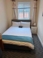 Peaceful 3 BR Flat with A View Near Hospitals-Free Parking - Chambres d’hôtes Newcastle under Lyme