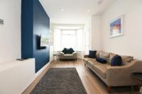 Morden house close to City centre & The Peaks - Chambres d’hôtes