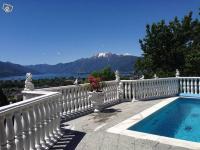 Ferienhaus Patrizia with a fantastic view of Lake Maggiore and the pool - B&B Gordola