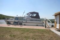B&B Swansea - The Rose - 37ft Lakeside Yacht with Hot Tub - Bed and Breakfast Swansea
