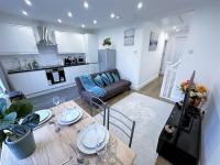 B&B London - (ZONE 2) STYLISH 2 BED FLAT IN THE HEART OF LEWISHAM - Bed and Breakfast London