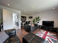 B&B Telford - Three Bed Townhouse with Parking - Bed and Breakfast Telford