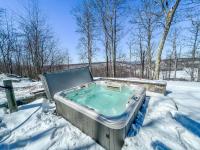 Stunning Luxury Ski-InSki-Out Home w Hot Tub - Chambres d’hôtes McHenry