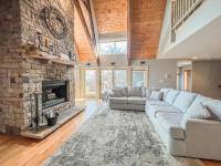 Luxury Stunning Mountaintop Home with Hot Tub and Lake Views - Chambres d’hôtes McHenry