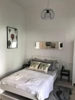 Near to the beautiful City park,a newly decorated fully equipped apartment walking distance to the Puskás Aréna ,City Park where you will find the world famous Szechenyi thermal bath spa, Museums ,and the Capital Circus ,AC, smart TV, high speed internet - Bed and Breakfast Boedapest