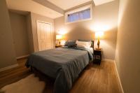 B&B Calgary - Kid & Pet Friendly Walkout BSMT 90 mins to Banff and 30 mins to Downtown Calgary - Bed and Breakfast Calgary