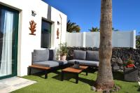 Bungalow La Palmera - 2 bedroom - PLAYA ROCA residence sea front access - Pool View - Free AC - Wifi - B&B Costa Teguise