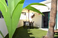 Bungalow La Palmera - 2 bedroom - PLAYA ROCA residence sea front access - Pool View - Free AC - Wifi - B&B Costa Teguise