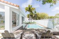 Poinciana House—Luxury Noosa Retreat close to Beach - B&B