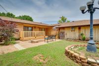 Lawton Home with Deck, Near Casinos and Museums! - Chambres d’hôtes Lawton