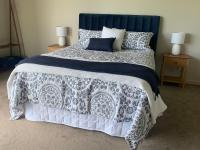 Zimmer mit Kingsize-Bett und Bergblick