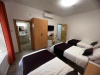 Dreibettzimmer mit eigenem Bad