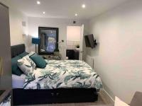 Lux Private Entrance 1 bed Studio - Free Parking - ideal for COOP Live, MCR City Centre, Salford Royal Hospital & Buile Hill Mansion wedding venue - Chambres d'hôtes Manchester