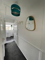 Large Stylish 2 Bedroom Apartment Stevenage Sleep 6 - Ferienwohnung