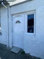 One Bedroom in Spacious Bungalow, Free Parking & Private Entrance - Chambres d’hôtes