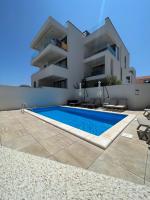 Apartment Navale with a roof terrace and a heated pool - B&B