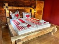 Wellness-Ferienhaus "Hexe" - Whirlpool, Sauna & 3 Bäder auf 237 qm - B&B Großschönau