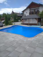 Садиба Янчар Апартаменти з Басейном - Bed and Breakfast Mykulychyn