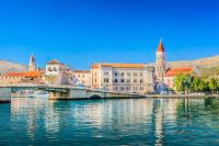 A 1 - seafront apt with balcony 1 min to beach - Bed and Breakfast Trogir