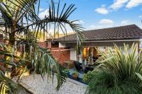 Flora and Fauna Unit with garden and deck - B&B
