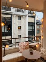 LuxeLevallois chic stay with balcony 800 meters from Paris - Chambres d’hôtes Levallois-Perret