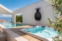 Luxury Villa Sandorin Sutivan with Heated Pool, Jacuzzi & Sauna - Chambres d'hôtes Sutivan