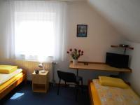 Tweepersoonskamer met 2 Aparte Bedden en Eigen Badkamer