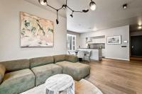 B&B Reykjavik - Private Lux 2BR & 2BA City Center with Free Parking - Bed and Breakfast Reykjavik