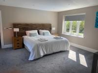 Luxury house with pool and hot tub - sleeps 16 - Chambres d’hôtes Bedford