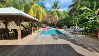 Villa Émeraude - Superbe Villa Créole, accès direct Plage du Diamant, Magnifique piscine - Chambres d'hôtes Le Diamant