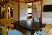 Eckzimmer im japanischen Stil mit heißer Quelle im Freien
