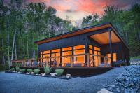 B&B Lac-Supérieur - KALLM-Mont-Tremblant chalet with hot tub, pond & beach on private 7acre estate - Bed and Breakfast Lac-Supérieur